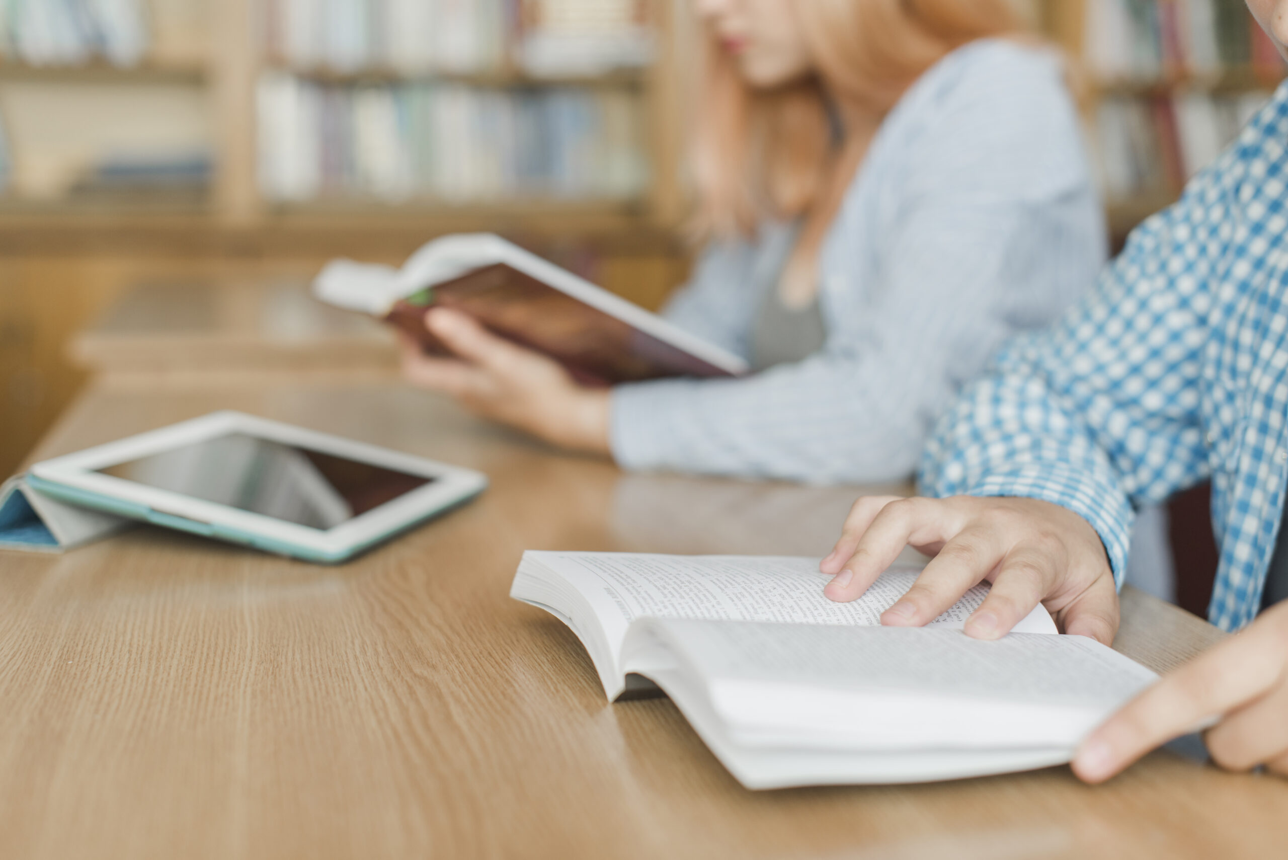 Illustratie bij module Hogeschool Utrecht - mensen aan het leren in een bibliotheek