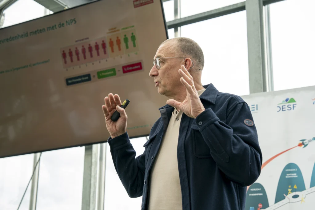 Pieter Paul Verheggen vertelt tijdens de DEI Summit 2025 over de NPS-score.