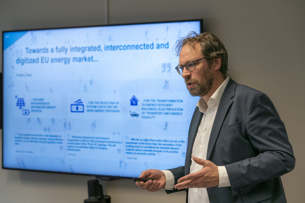 Klaas Hommes tijdens een rondetafel over energietransitie